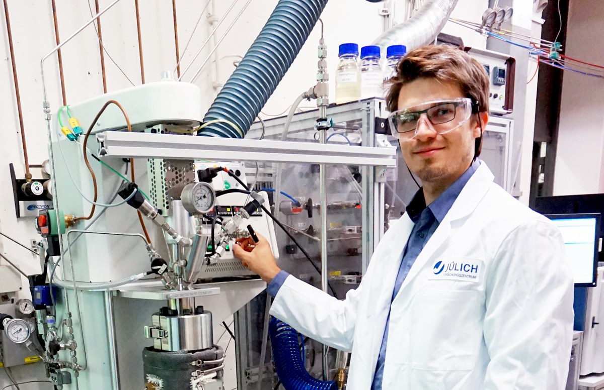 Holger Jorschick an der Laboranlage zur Chemischen Wasserstoffspeicherung am Helmholtz-Institut Erlangen-Nürnberg für Erneuerbare Energien (HI ERN)