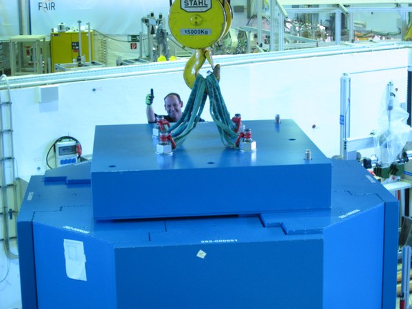 Neues von der HBS:  Erster Neutronenstrahl aus der JULIC Neutronenplattform