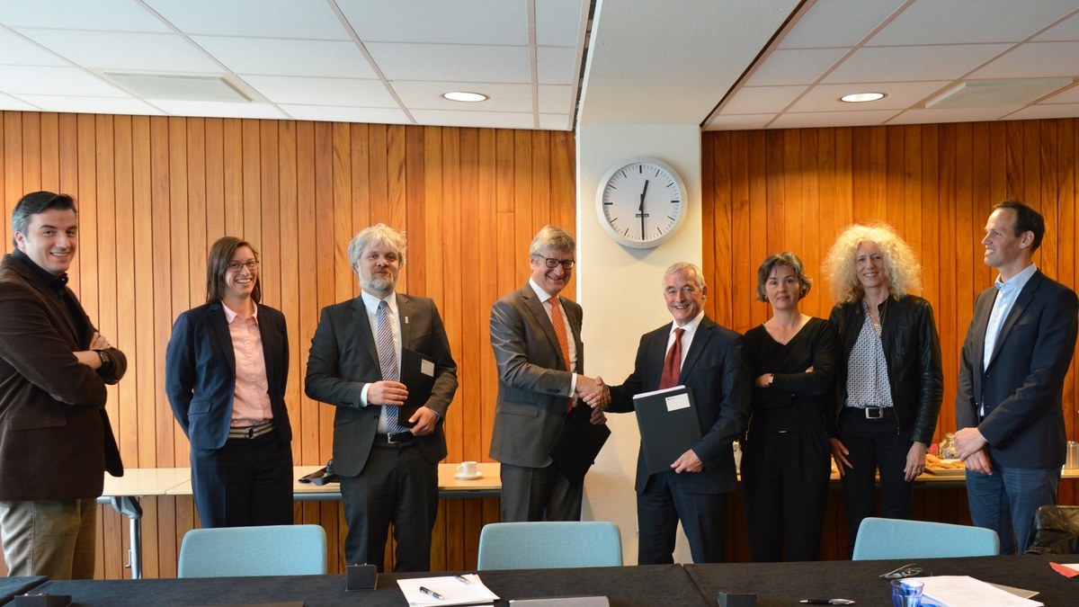 Prof. Wolfgang Marquardt (Chairman of the Board of Directors of Forschungszentrum Jülich), and Karel Luyben (Rector Magnificus of TU Delft) exchange a handshake.